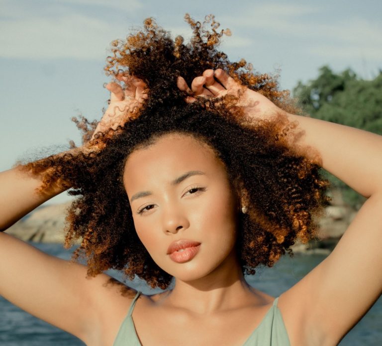 Le lissage brésilien convient-il aux cheveux crépus ? - afro-hair.fr