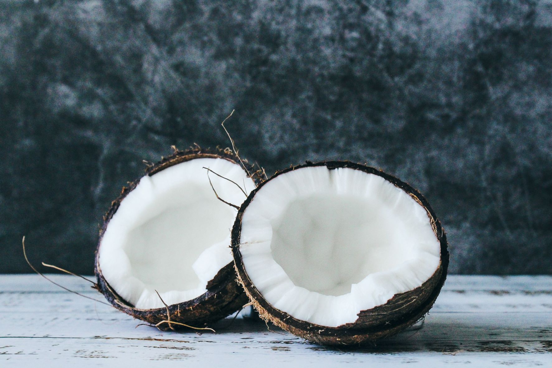 Découvrez les bénéfices du lait de coco pour les cheveux afro