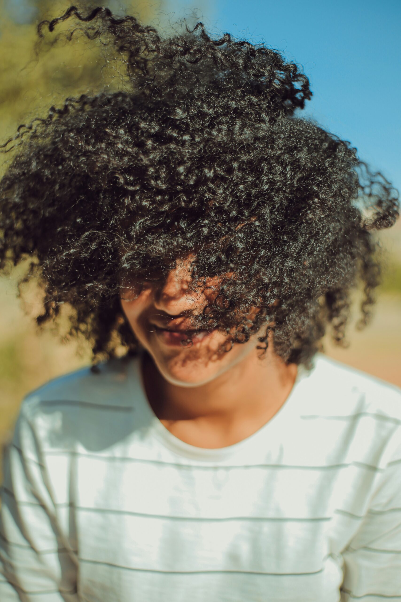 Guide Saisonnier pour la Protection des Cheveux Crépus : Stratégies d’Été et d’Hiver
